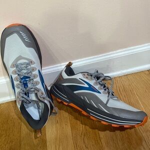 NWT Brooks Cascadia 16 men shoes.$100